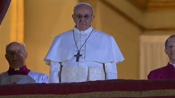 «Sono andati a prende il nuovo Papa quasi alla fine del mondo», così Bergoglio salutò i fedeli la prima volta