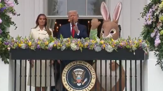 Trump dal balcone della Casa Bianca: «Papa Francesco era un brav'uomo, lavorava sodo e amava il mondo»