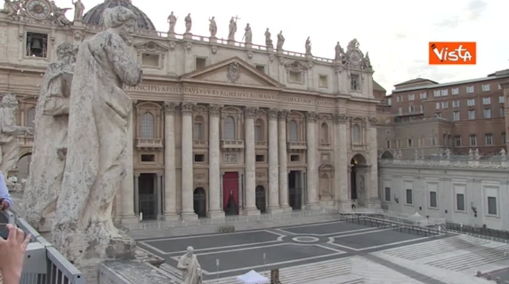 Il Rosario per la morte di Papa Francesco in piazza San Piero presieduto dal cardinale Mauro Gambetti