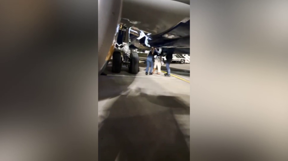 Aeroporto di Bergamo, il video dell'uomo nascosto nel carrello di un aereo