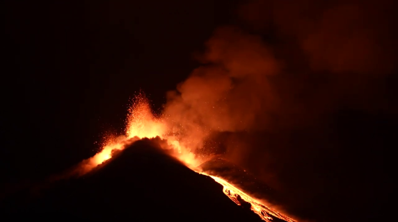 La spettacolare eruzione dell'Etna illumina la notte