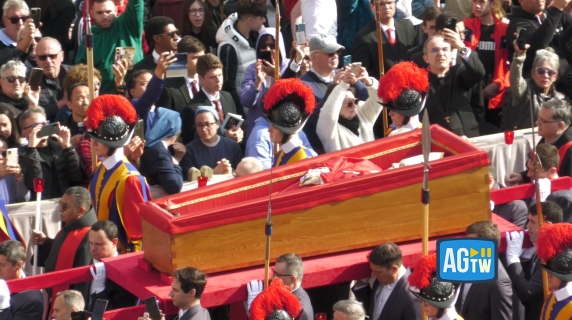 La salma di Papa Francesco fa ingresso nella Basilica di San Pietro: le immagini dall’alto