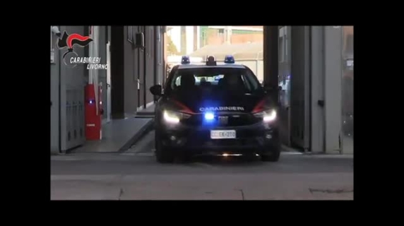 Truffa del finto carabiniere, le immagini del doppio arresto in flagranza a Livorno