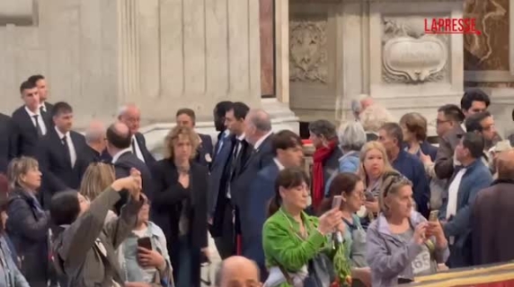 Ranieri e una delegazione della Roma rendono omaggio al feretro del Papa