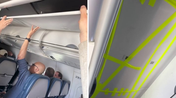Il pannello del soffitto si stacca e i passeggeri dell'aereo sono costretti a tenerlo su con le mani durante il volo