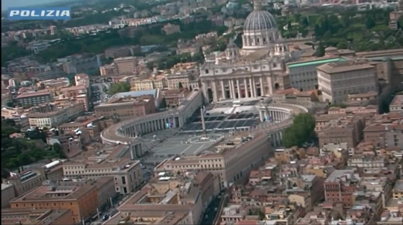 Roma, la vigilanza di San Pietro dall'elicottero della Polizia di Stato