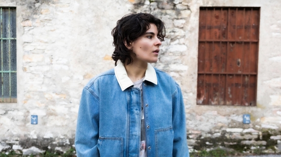 Nicol, la giovane cantautrice che apre i concerti di Jovanotti presenta il primo disco «Giornate umide»
