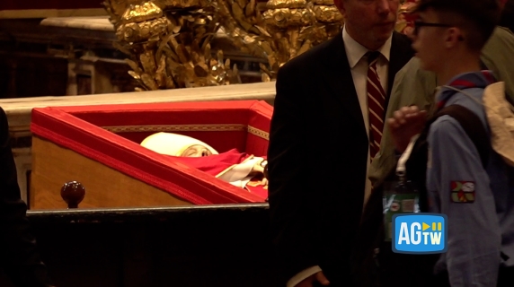 Gli ultimi fedeli salutano Papa Francesco prima della chiusura del feretro, c’è anche il cardinale Zuppi