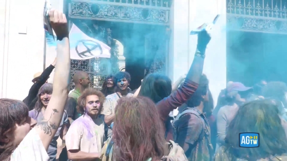 La protesta di Extinction Rebellion davanti al ministero della Giustizia a Roma: cori e lancio di polvere colorata