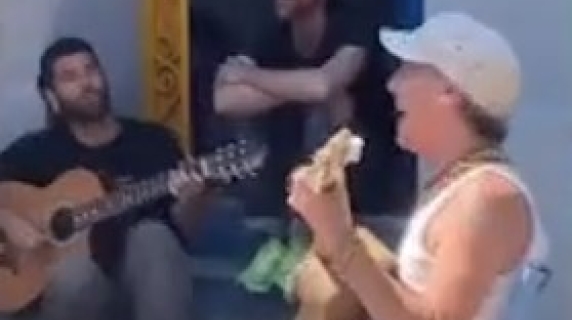 L'esibizione a sorpresa di Manu Chao in strada durante il blackout in Spagna