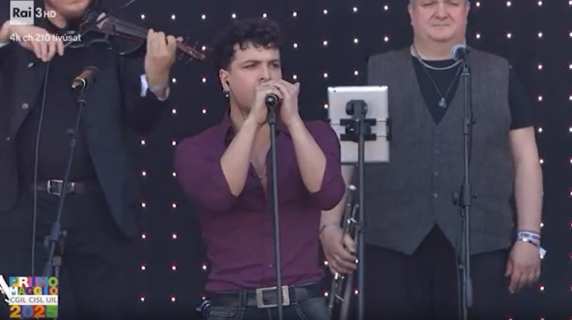 Leo Gassmann canta 'Bella Ciao' al Concertone del Primo Maggio: l'esibizione