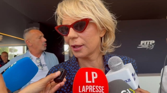 Maria De Filippi porta i ragazzi di Amici all'evento Tennis and Friends: «Prevenzione e sport sono importanti»