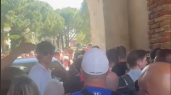 «Bella idea andare a Sirmione», il video dell'invasione di turisti: scatta la lite per entrare nel borgo