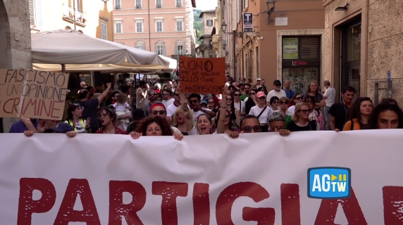 Ascoli Piceno, mille in corteo per la fornaia identificata: «L’Italia è una repubblica antifascista»