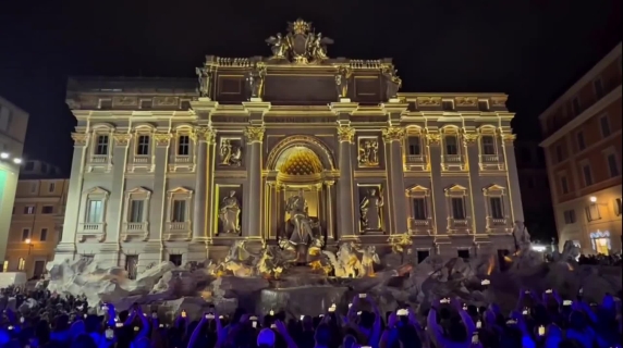 Fontana di Trevi, luci colorate e giochi grafici per celebrare gli Internazionali di tennis al Foro Italico