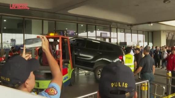 Manila, Suv sfonda l'ingresso dell'aeroporto: due morti, anche una bimba di 4 anni