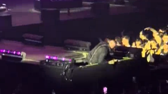 Guè Pequeno cade in una botola sul palco durante il concerto al Forum di Assago