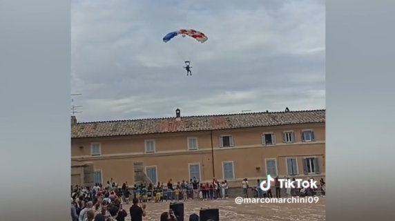 Viterbo, paura alla festa per i 125 anni della Lazio: paracadutista cade sul tetto di una casa