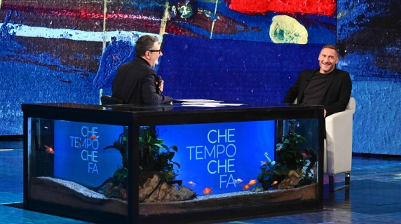 L'ironia di Francesco Totti a 'Che Tempo Che Fa': «Adesso giro il mondo. A casa aiuto? Dipende...»