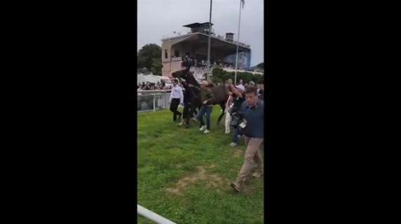 Varenne sfila ad Agnano, la standing ovation dei 10mila spettatori