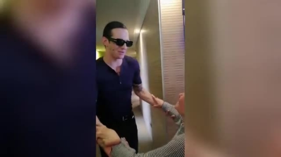 Il video dell'incontro tra Achille Lauro e la fan Edmea di 101 anni: «L'onore più grande della mia vita»