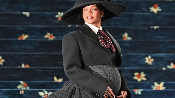 Rihanna svela la sua terza gravidanza al Met Gala: sul red carpet con il pancione