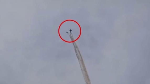 Il momento dell'impatto in volo, le Frecce Tricolori si toccano nel cielo di Pantelleria