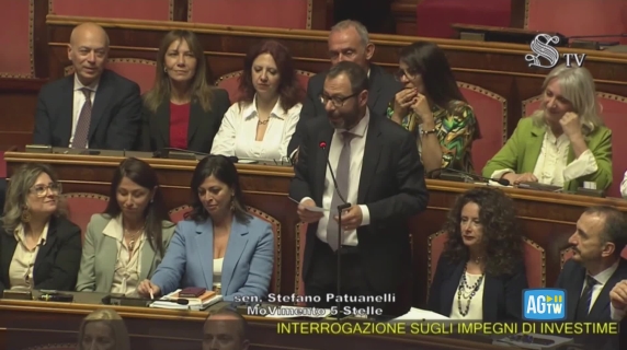 In cinque siedono su tre scranni: i colleghi del M5s assiepati intorno a Patuanelli