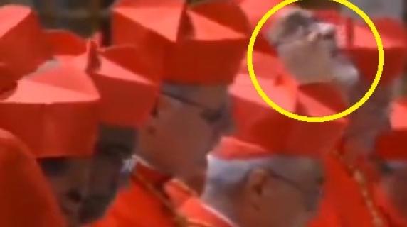 Tutti a leggere la preghiera tranne Pizzaballa: col naso all'insù ammira rapito gli affreschi della Sistina