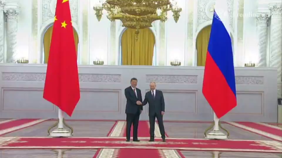 Putin riceve Xi Jinping al Cremlino: l'incontro in un vasto salone e su un reticolo di enormi tappeti rossi
