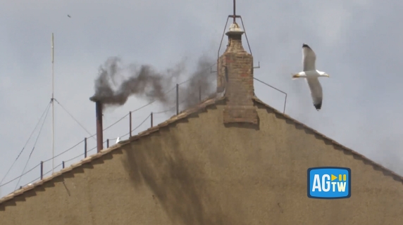 Il momento della seconda fumata nera dalla Cappella Sistina