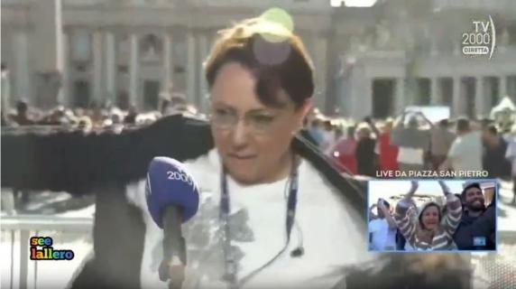 La corsa della giornalista che non si aspettava la fumata bianca: si infila la giacca ed è già in diretta