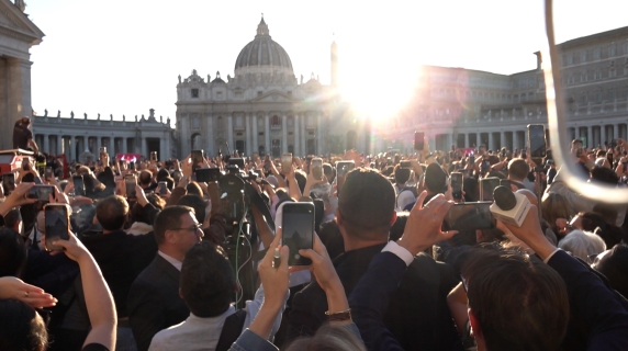 Prima la diffidenza, poi l'entusiasmo, piazza San Pietro dalla fumata bianca ai canti notturni per il nuovo papa