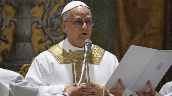 «I begin with a word in english...»: Papa Leone XIV parla a braccio in inglese nella prima omelia in Cappella Sistina
