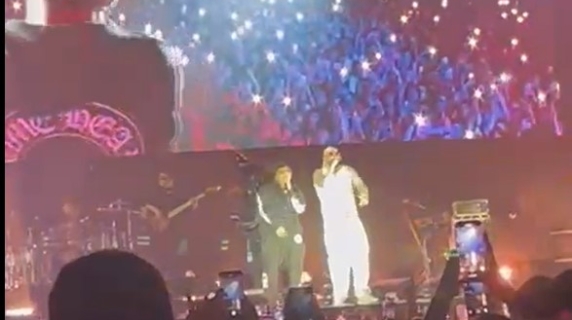 Geolier raggiunge Guè sul palco del suo live, gran finale al Palapartenope di Napoli