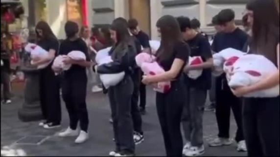 La «ninna nanna» per i bimbi di Gaza dei liceali di Napoli commuove la città