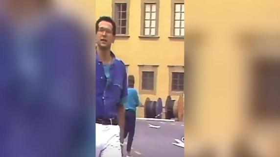 L'ironia di Pieraccioni, posta un vecchio video di Carlo Conti che canta in inglese