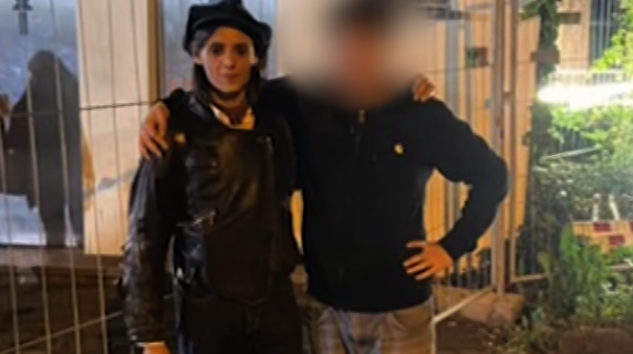 Lucio Corsi e le prove all'Eurovision, un giovane fan lo aspetta per sei ore all'uscita: il video dell'incontro