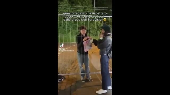 Aspetta Lucio Corsi 6 ore a Basilea per un autografo: il fan toscano corre in Svizzera per l'Eurovision
