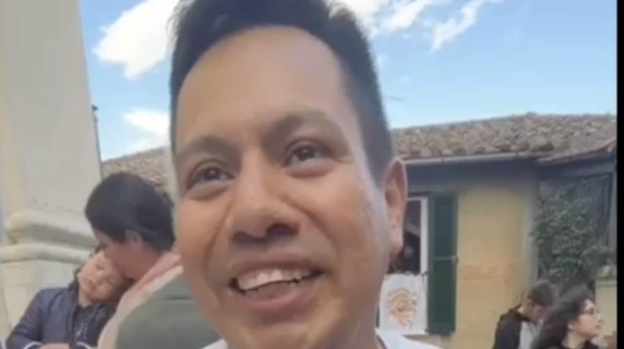 Il Papa a Genazzano: un peruviano lo saluta ad alta voce, lui sorride e gli chiede da dove viene
