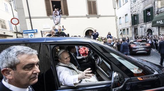 Il Papa a Genazzano stringe la mano a un tifoso: «Forza Roma!»