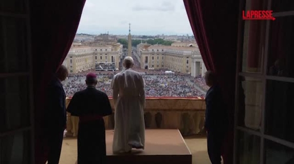 Papa Leone XIV si affaccia per il Regina Coeli: «Buona domenica». Il boato dei fedeli