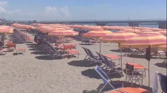 Marina di Massa, tutti al mare ma il relitto della Guang Rong è ancora li