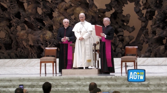 Leone XIV con i giornalisti cita Francesco: «Disarmiamo le parole per disarmare il mondo»