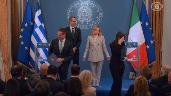 Meloni incontra Mitsotakis e perde la pazienza: provata dalla lunga serie di foto di rito