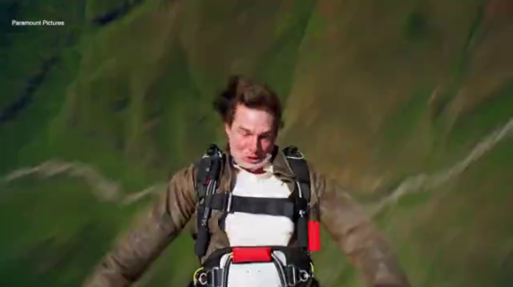 Il nuovo stunt di Tom Cruise: appeso a testa in giù a un elicottero in volo. Ecco come nasce la sua acrobazia «impossibile»
