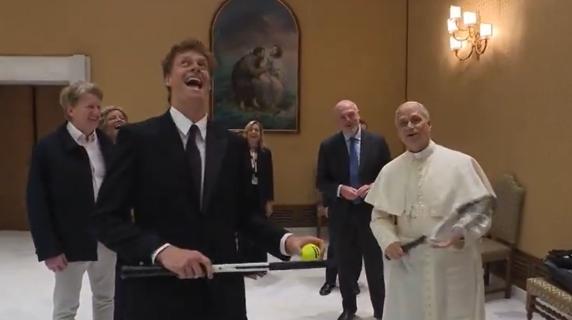 Il video dell'incontro tra Sinner e il Papa: «Giochiamo?». Leone XIV sorride: «Qui meglio di no»
