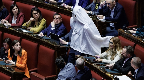 Magi in Aula vestito da fantasma durante il question time, espulso di peso
