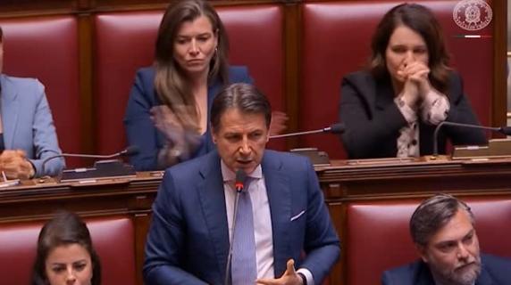 La provocazione di Conte: «Tutti in piedi per Gaza». Poi a Meloni: «Lei resta seduta presidente?»