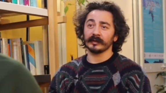 «Lucio Corsi dovrebbe cambiare il testo del suo brano, offende i rom»